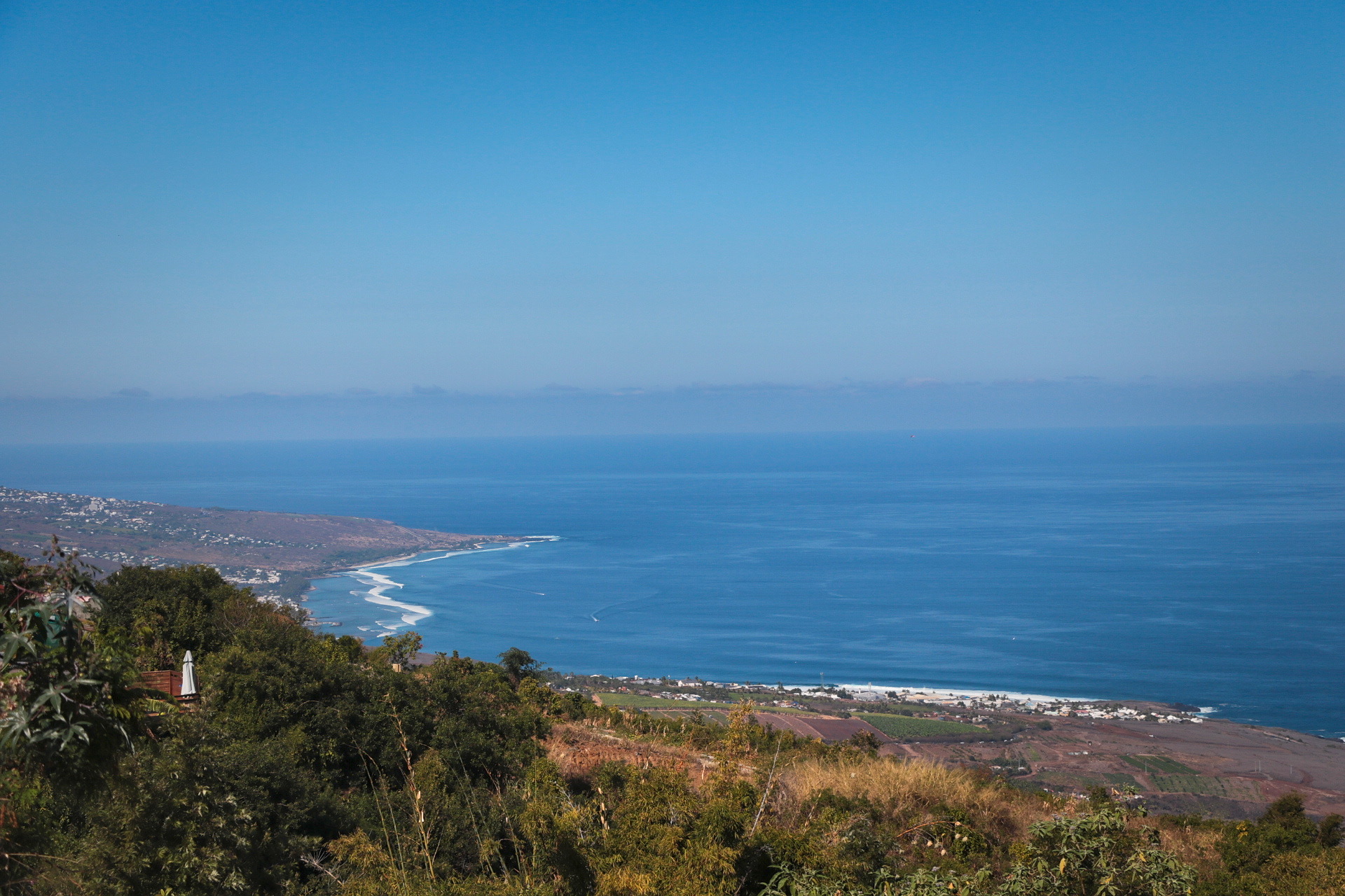 VUE SUR LE LITTORAL DEPUIS LA VILLE DE TROIS-BASSINS A L'ILE DE LA REUNION 974